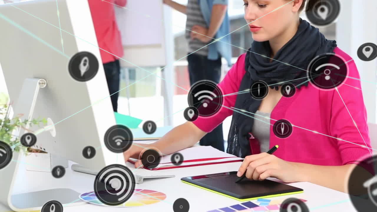 animación de la red de conexiones con iconos wifi sobre mujer de negocios caucásica en la oficina