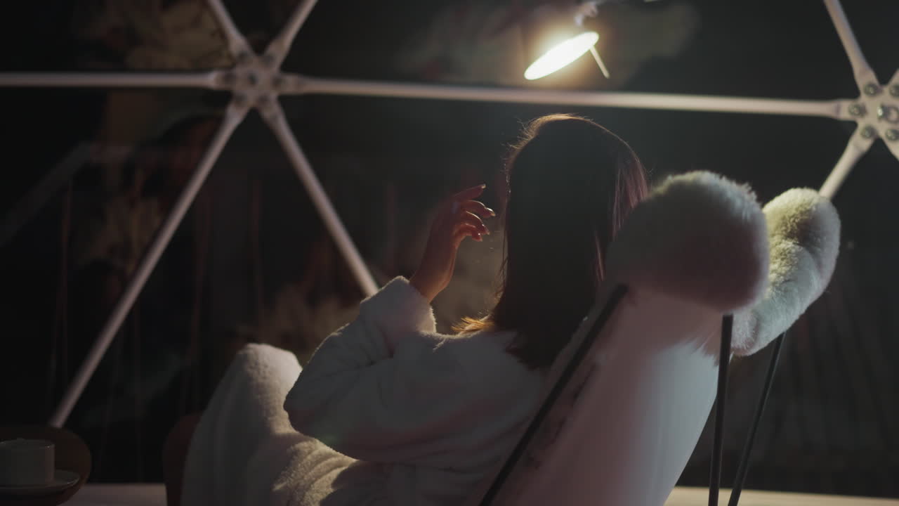 불안한 여성은 램프 조명 아래 앉아서 눈물을 습니다. 우울증은 성인이 된 여성에게 깊은 슬과 정서적 혼란의 기간으로 이어집니다.