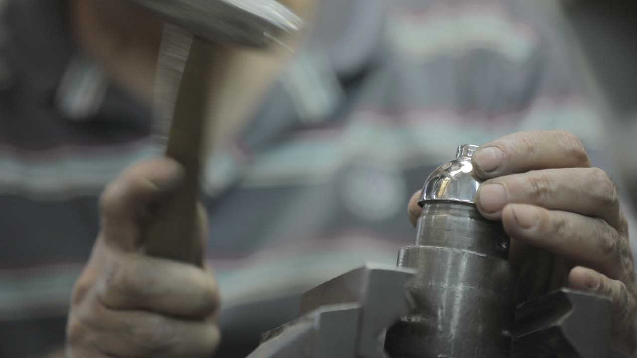 trabajo de plata joyero hacer copa de plata judaica, abolladuras de martillo