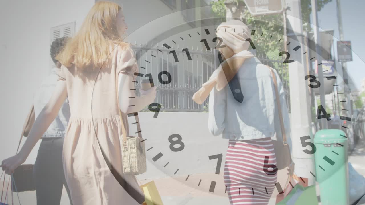 Três mulheres caminhando, fazendo compras pela rua, sendo acompanhadas por trás enquanto uma sobreposição de relógio marca o tempo