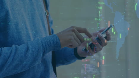 procesamiento de datos del mercado financiero contra la sección media del hombre que usa teléfonos inteligentes