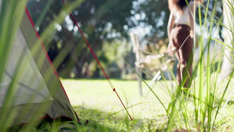 Naturaleza,-Campamento-Y-Mujer-Sentada-En-Un-Parque