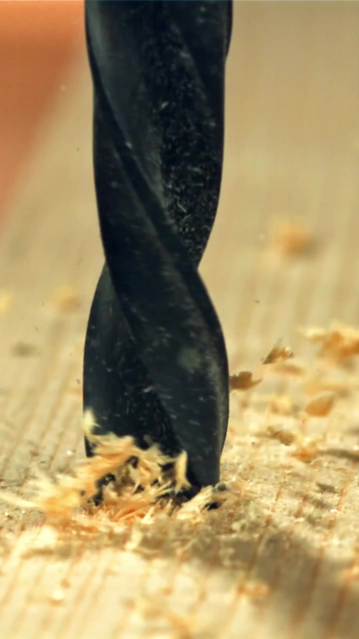 Close-up Gerakan Lambat Mata Bor Mengebor ke dalam Kayu.