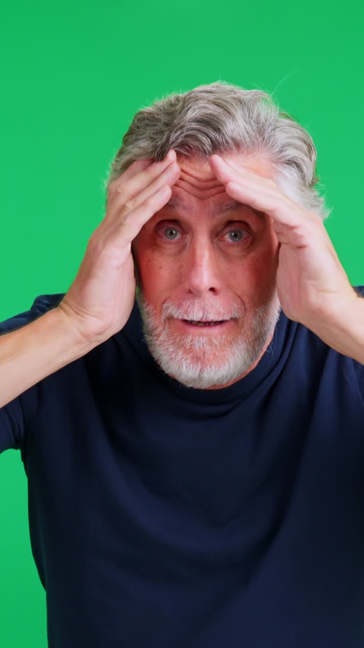 Uomo che reagisce con shock e incredulità su schermo verde