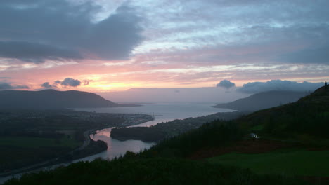 amanecer sobre warrenpoint desde el punto de vista de flagstaff en fathom hill cerca de newry