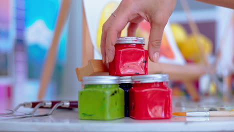 pintura, artista y manos de persona con frasco