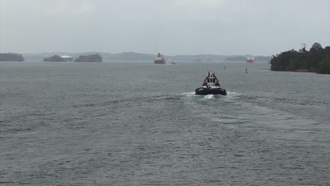 Remolcadores-Y-Barcos-Comerciales-Transitando-El-Lago-Gatun