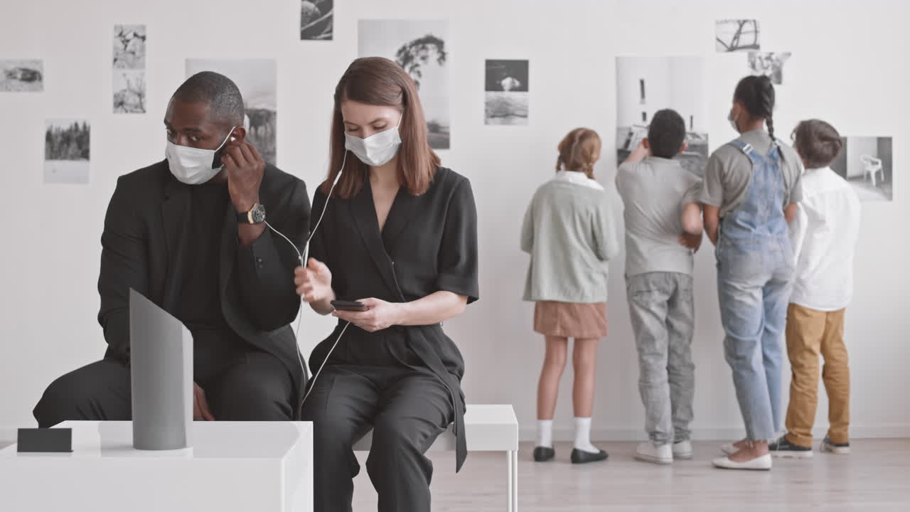 Using Audio Guide in Busy Gallery