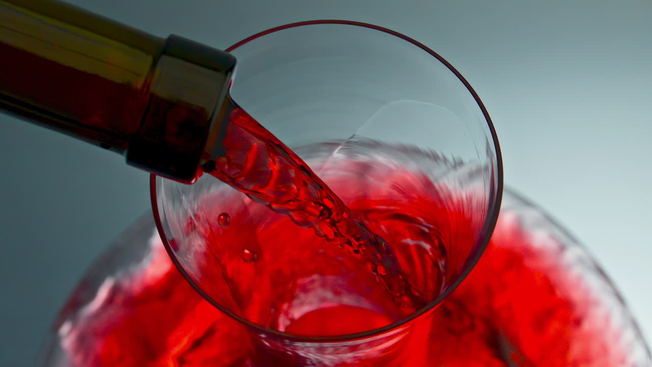 은 와인 스트림은 병 목에서 유리품을 부어. 장미 음료 채우는 디칸터