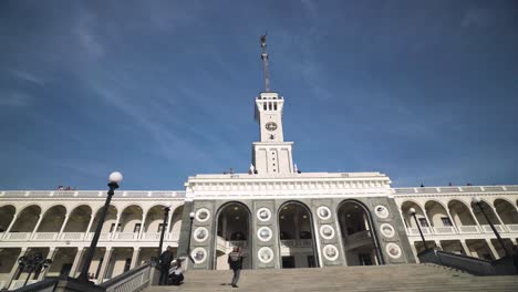 gran edificio de la estación costera con escalera y torre del reloj