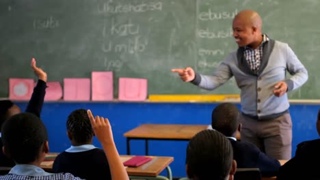 Männlicher-Lehrer-Unterrichtet-Schüler-Im-Klassenzimmer-4K