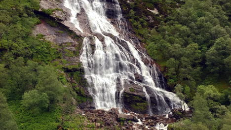 robar el dron de la cascada en un día nublado y de mal humor