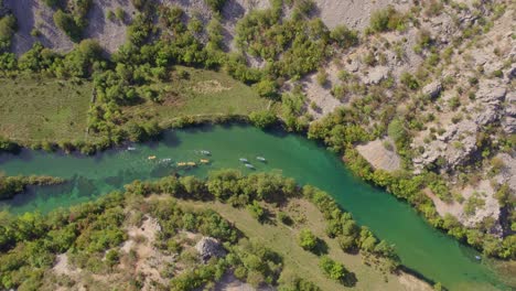 Gruppe-Gelber-Und-Blauer-Boote,-Die-Auf-Dem-Fluss-Zrmanja-In-Kroatien-Kajak-Fahren,-Aus-Der-Luft