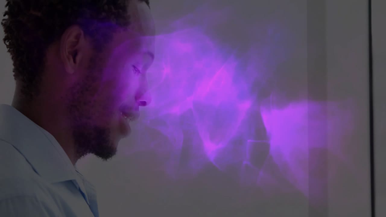 Ein Digitaldesigner tippt auf ein Tablet, entfesselt violetten Nebel und gestaltet eine Projektion mit Gesten in der Luft neu.