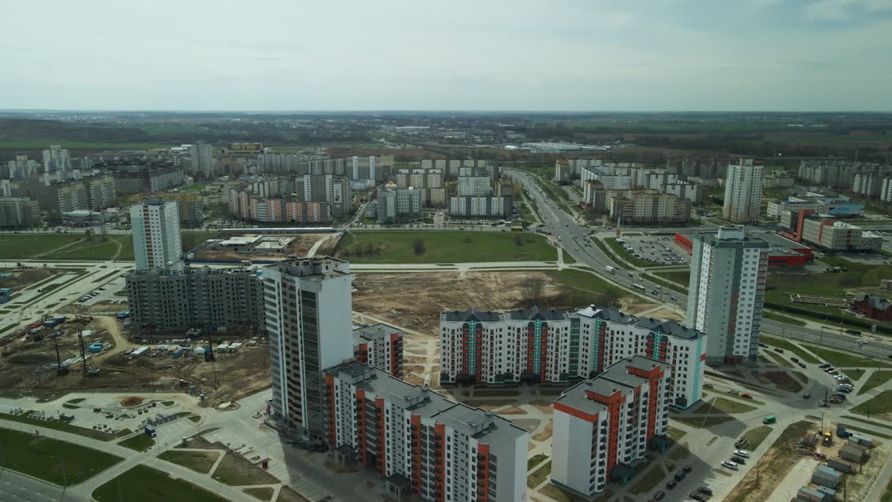gran sitio de construcción. construcción de un moderno edificio residencial de varios pisos