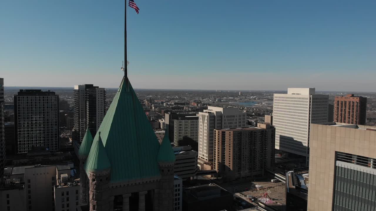 미니애폴리스 시내에 있는 시계 건물의 항공 영상