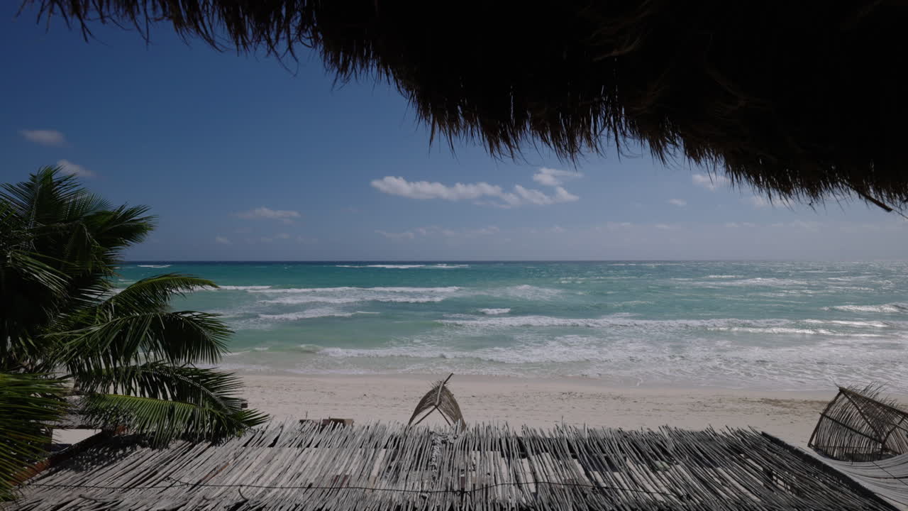este paraíso tropical en tulum, méxico ofrece increíbles vistas del océano caribe