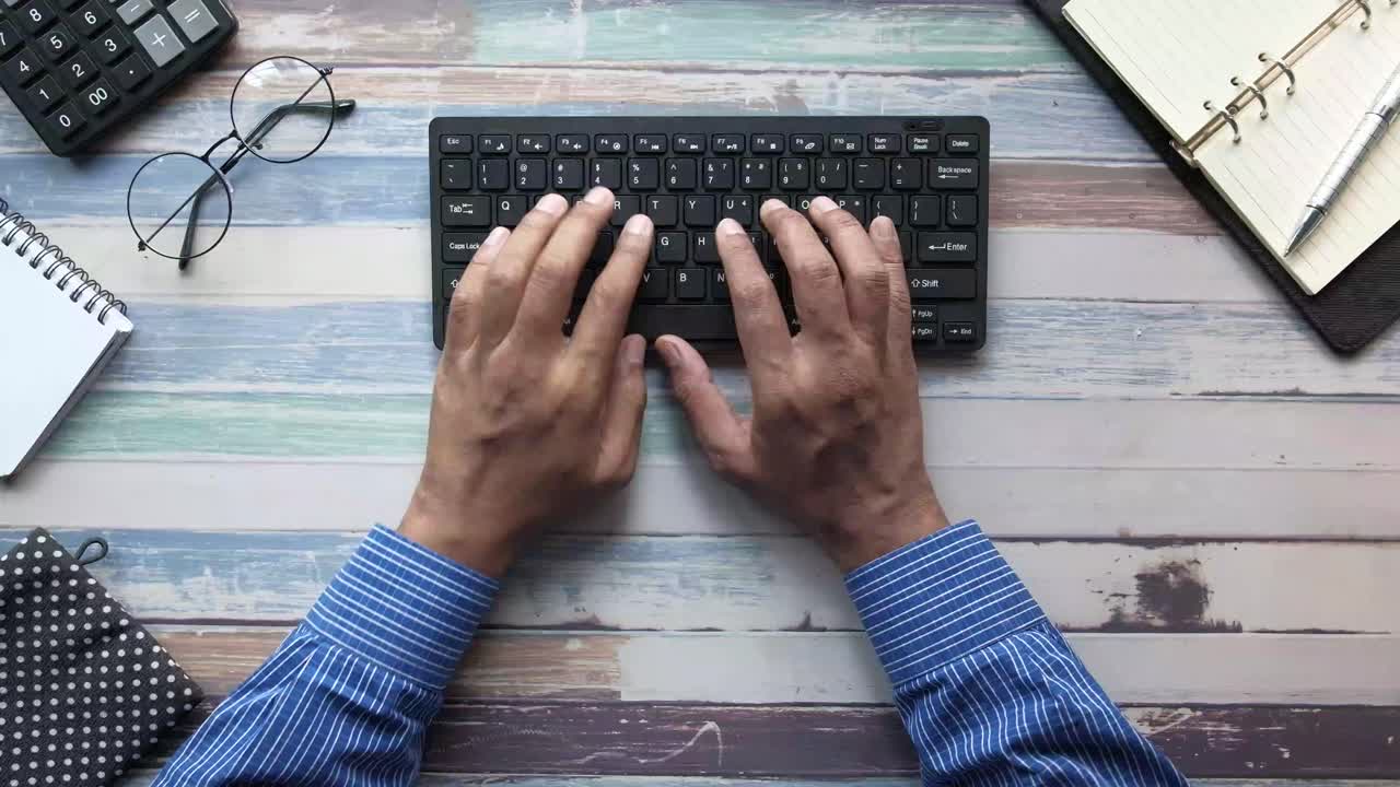 persona escribiendo en el teclado en un escritorio