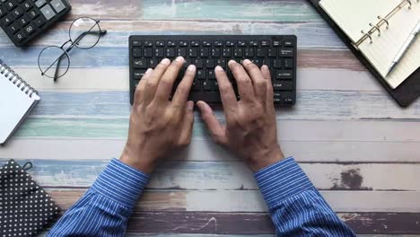 persona escribiendo en el teclado en un escritorio