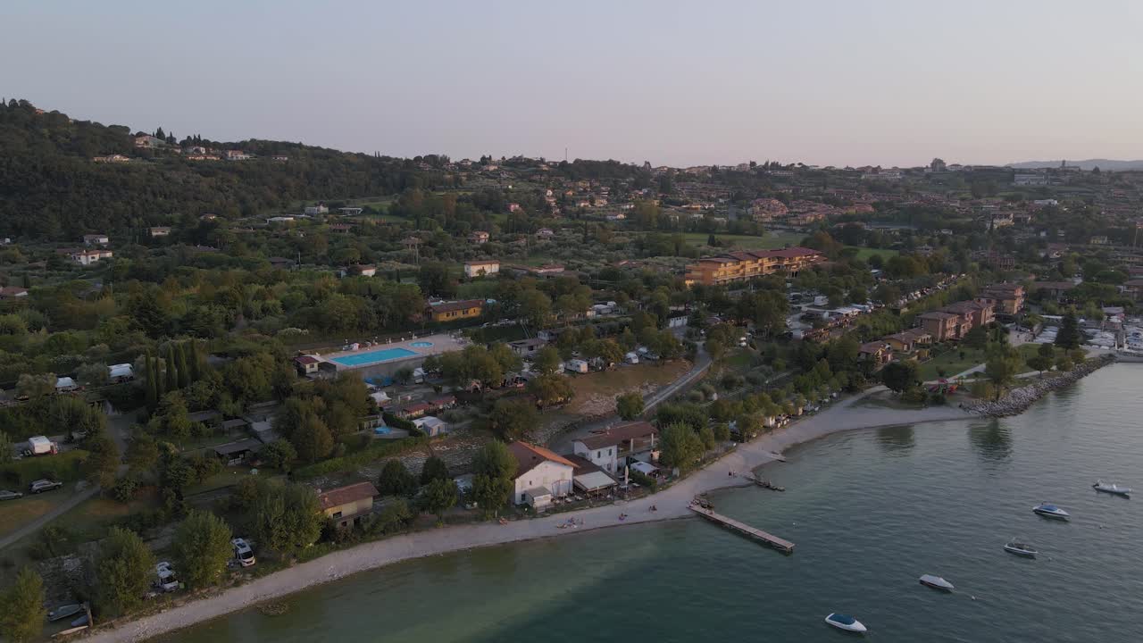 salo por el lago de garda en el paisaje de italia, panorama aéreo de la ciudad frente al mar