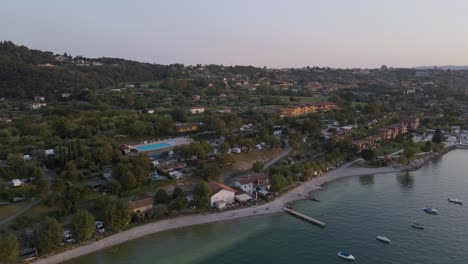 Salo-Por-El-Lago-De-Garda-En-El-Paisaje-De-Italia,-Panorama-Aéreo-De-La-Ciudad-Frente-Al-Mar