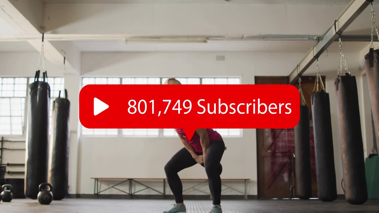 Fitnesstrener som svinger kettlebell mens rød teller for følgere dukker opp over overkroppen, på vei mot millionen