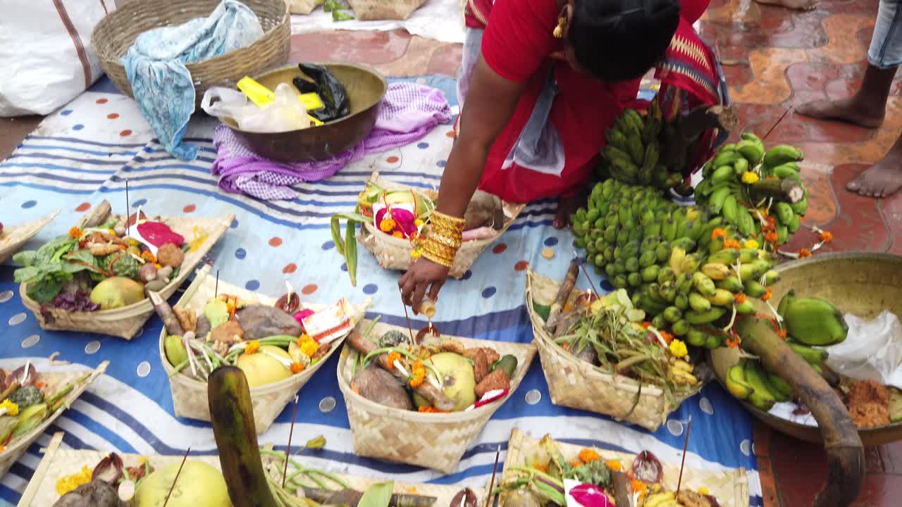 vista cercana de las frutas guardadas en la canasta de la cocina frente al agua del río ganga para los rituales hindúes en kolkata