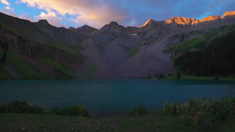 amanecer de verano mañana hora de oro inferior azul lago monte sneffels desierto ridgway telluride colorado crepúsculo sombreado pico san juan montañas rocosas uncompahgre bosque nacional cielo despejado nubes pan derecha
