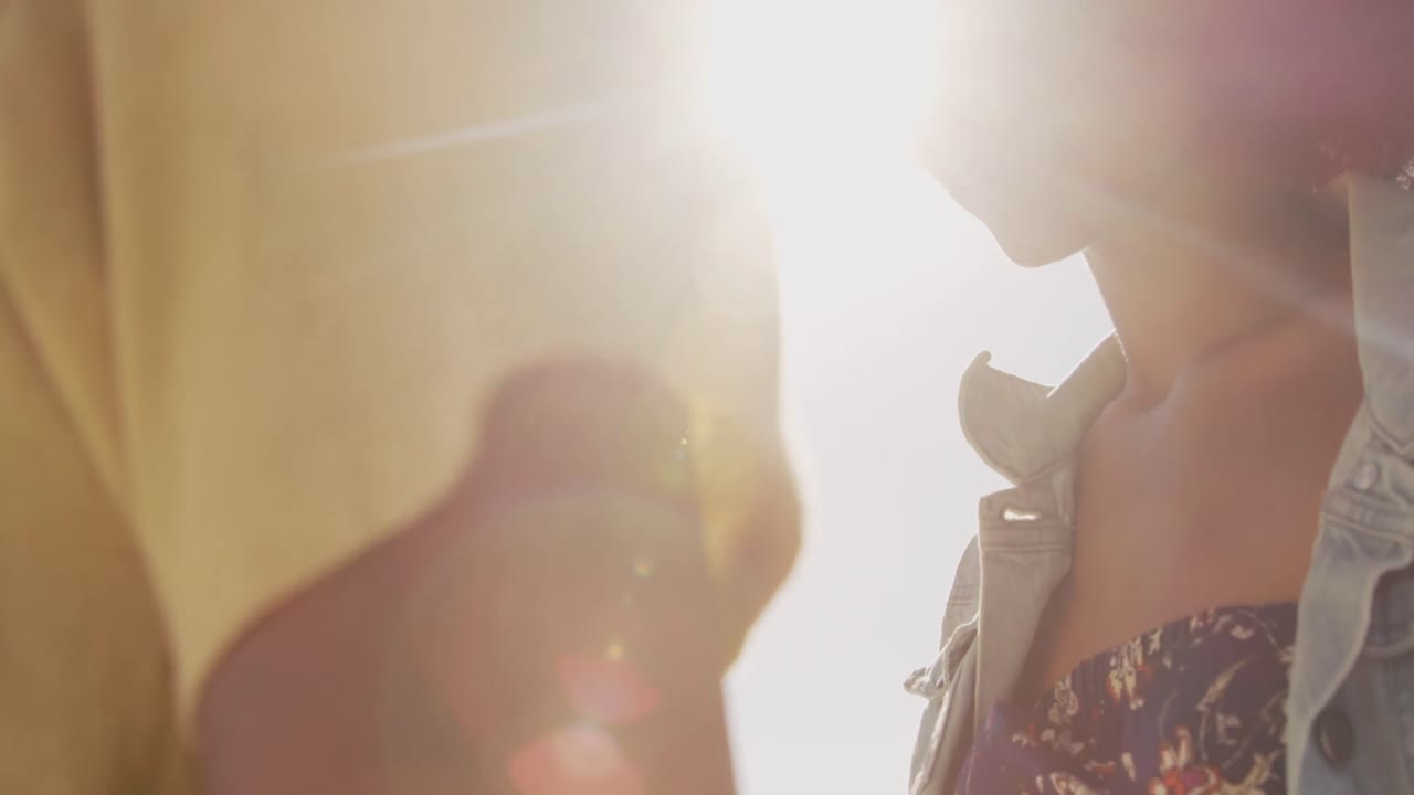 해변에서 서로 포옹하는 커플 4k