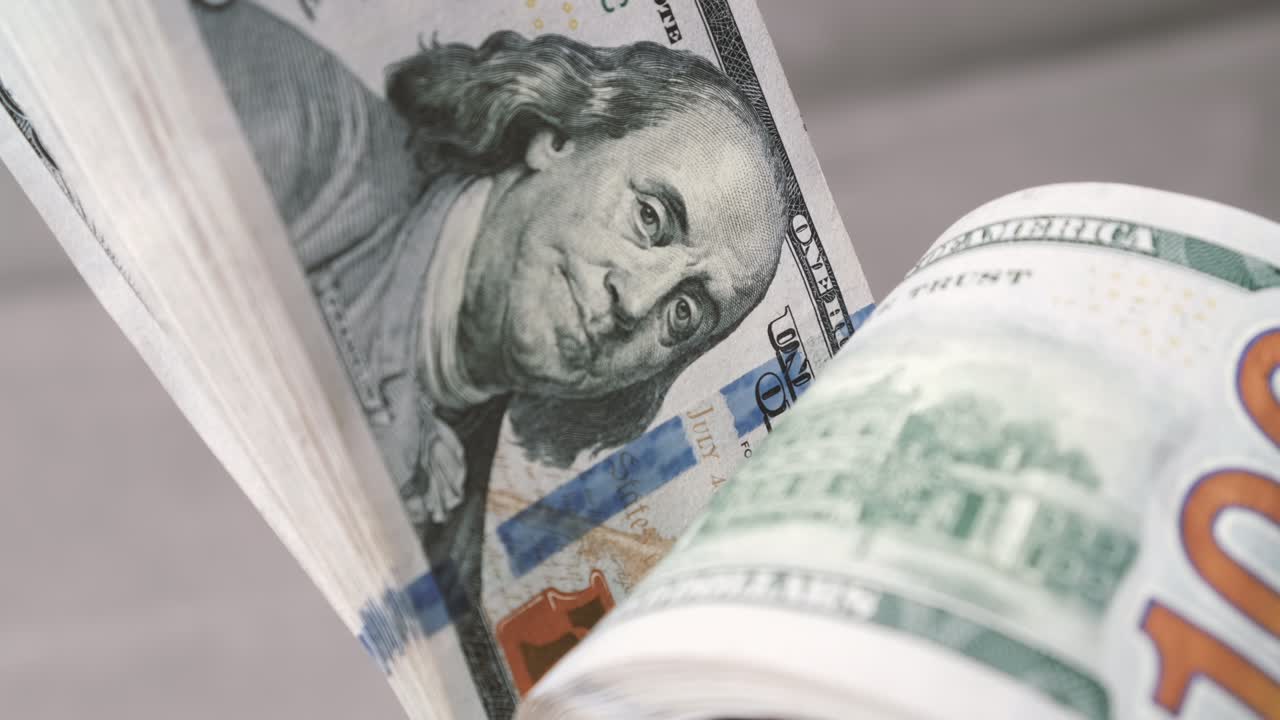 manos masculinas contando billetes de dólar. ingresos y concepto de negocio.
