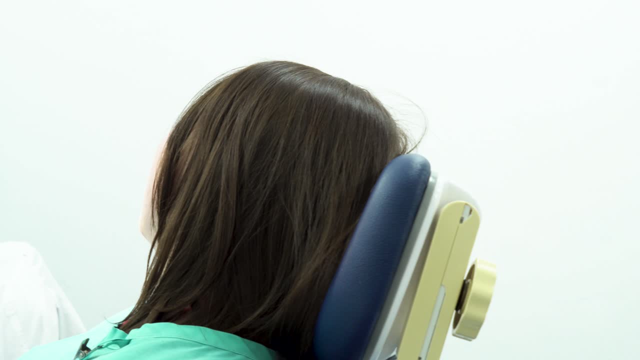 치과 절차를 수행하는 치과 의사