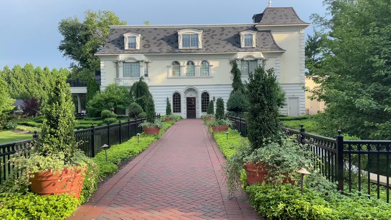 작은 시골 마을의 오래된 시골 저택-2