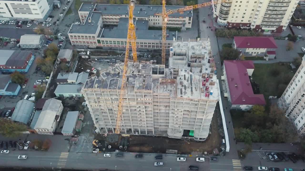 vista aérea de un sitio de construcción en una zona urbana