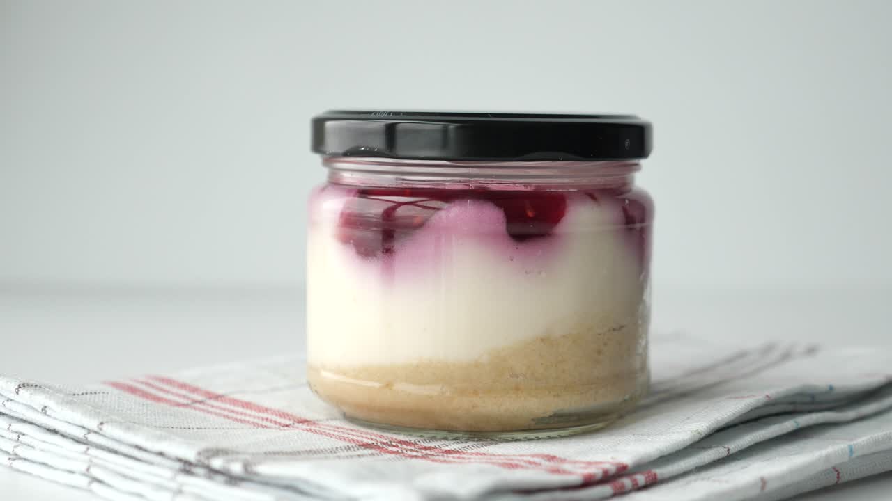 mini postre en el frasco de pastel de queso