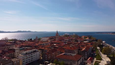4k lento seguimiento aéreo filmado sobre la ciudad vieja de zadar, croacia