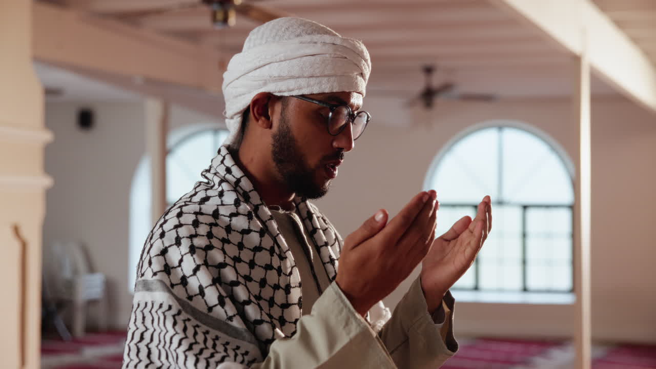 Muslim modlící se v mešitě