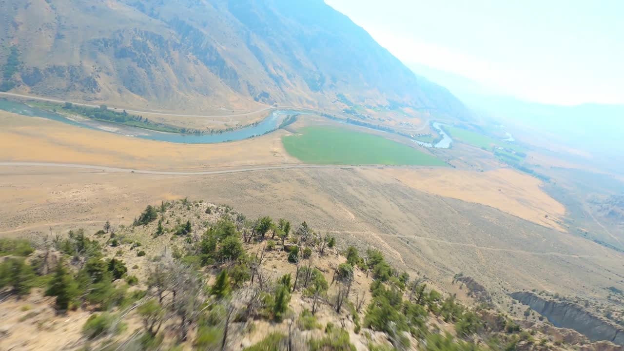 국립공원 언덕 경사면을 통해 도로로 비행하는 fpv 드론