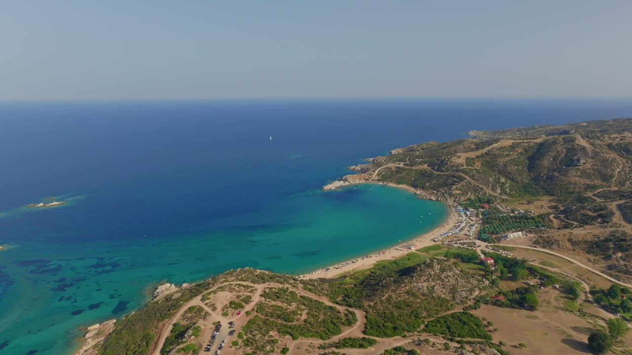 vista aérea de una hermosa playa aislada con agua turquesa