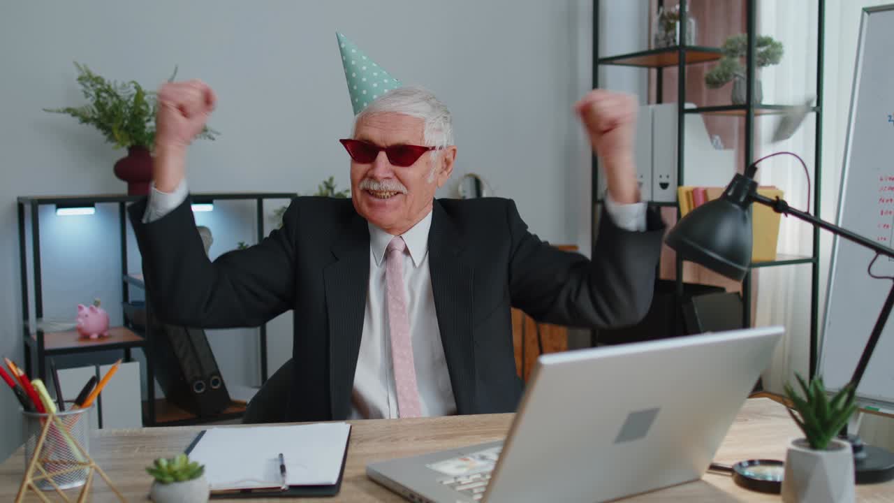 부유한 상인들이 춤을 추며 축하하고, 승리하고, 부를 즐기며, 많은 돈, 달러, 현금, 비가 내리고 있다.