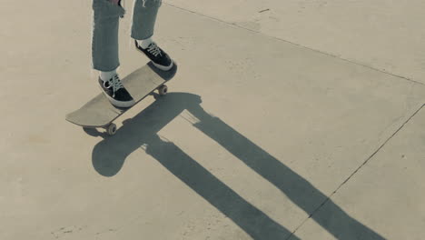 Los-Pies-De-Una-Patinadora-Irreconocible-Haciendo-Trucos-En-Una-Patineta