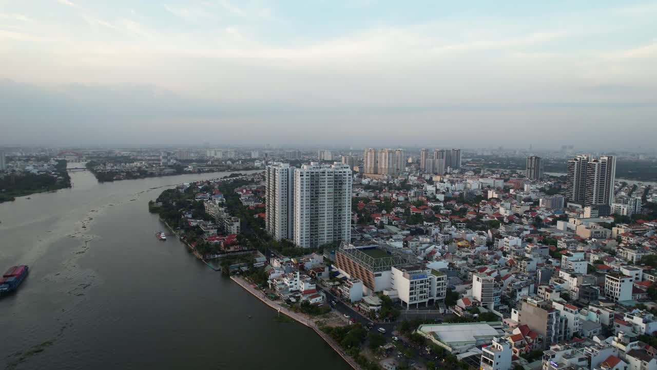 사이공 강에 있는 동남아시아 도시 건물의 공중 일몰 전망