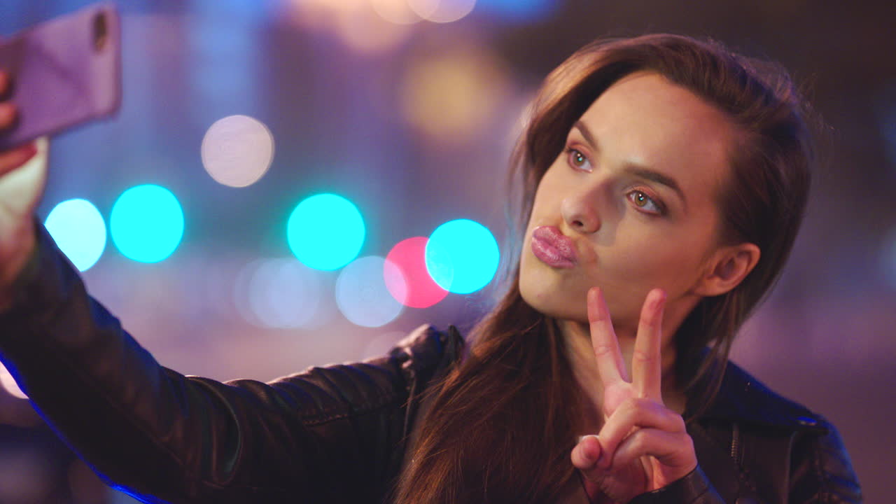 장난스러운 젊은 여성이 웃고 있습니다.