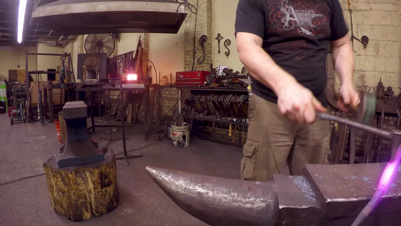forja de metal de herrero en 4k