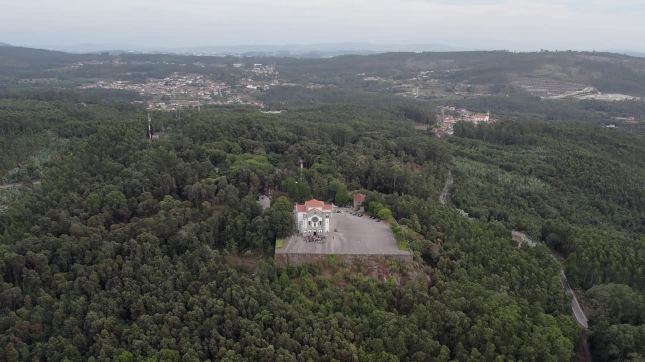 포르투갈 파수스 드 페헤이라의 숲이 우거진 언덕 꼭대기에 있는 성역을 선회하는 드론 파노라마 뷰