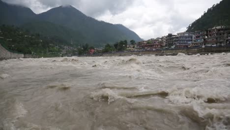 himalaya río montañoso ganges que fluye a través de los pueblos del himalaya - ciudades en uttarakhand, india