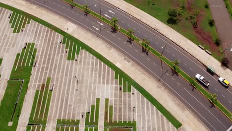 Drone-Mira-Hacia-Abajo-El-Sobrevuelo-De-La-Vía-De-Doble-Carril-Con-Un-Solo-Camión-Hacia-El-Parque