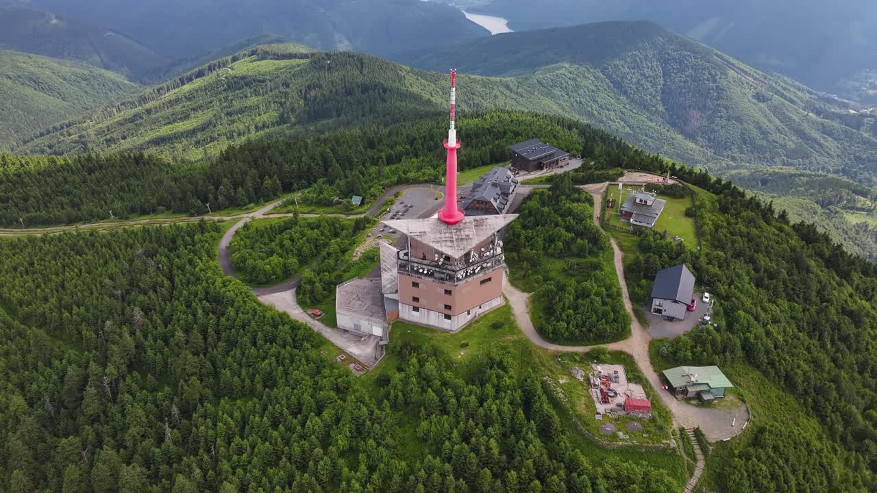Çek Cumhuriyeti, Beskydy Dağları'ndaki Lysa Hora'da bulunan telekomünikasyon kulesine yukarıdan aşağıya hava görünümü.