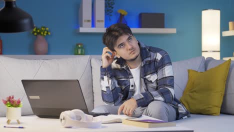 el hombre al que se le ocurrió una idea sobre su trabajo en casa por la noche.