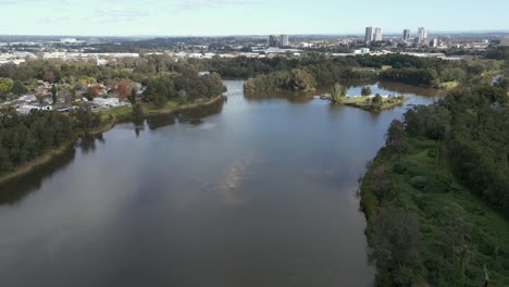 Vuelo-Aéreo-Sobre-El-Río-Parramatta-Con-El-Horizonte-De-La-Ciudad-En-El-Fondo