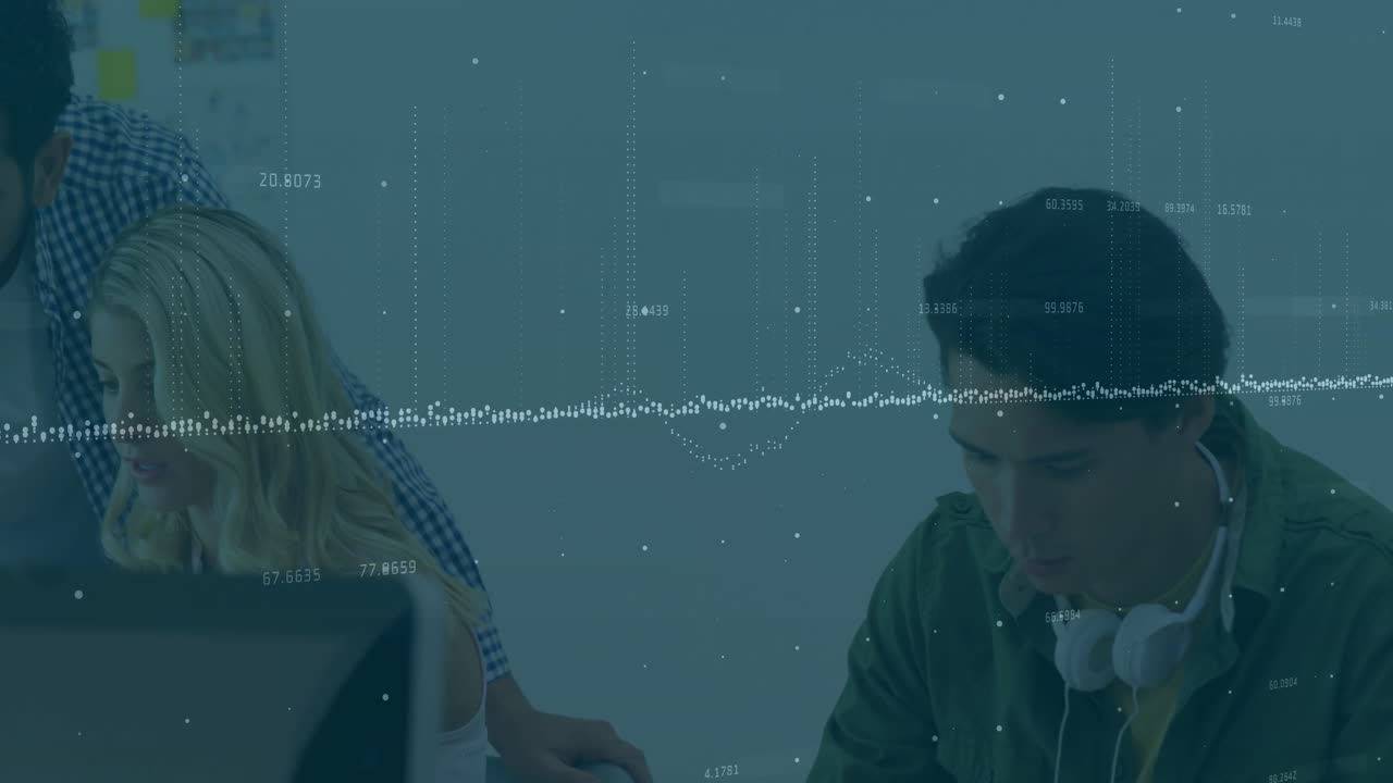 사무실에서 다양한 사업가들에 대한 금융 데이터 처리의 활성화